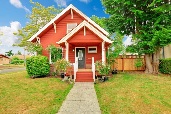 Kecil coutnryside rumah eksterior dalam warna merah terang dengan putih — Stok Foto