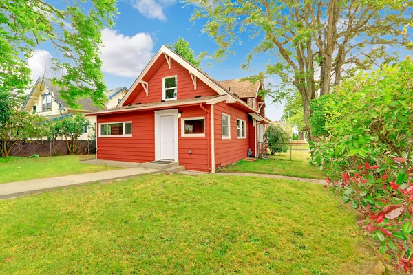 Small coutnryside house exterior in bright red color — Stock Photo, Image