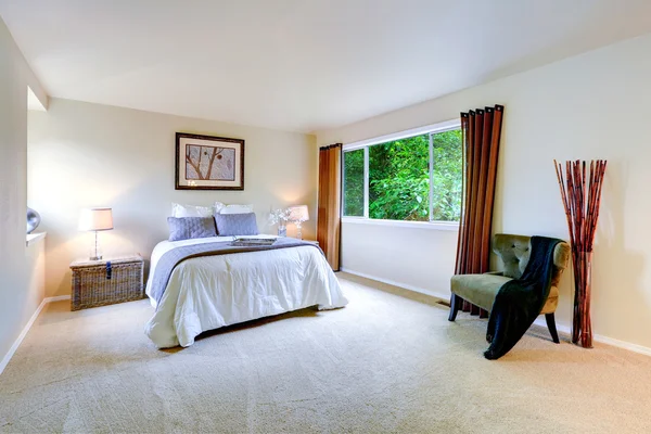 Interior luminoso dormitorio principal con cortinas marrones —  Fotos de Stock