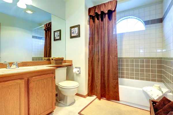 Cuarto de baño con azulejo de pared y ventana de arco — Foto de Stock