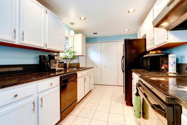 Beyaz mutfak oda siyah aletleri ile