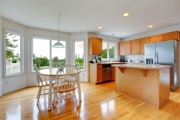 Cocina con mesa de comedor rústico — Foto de Stock