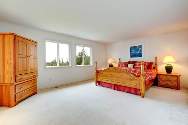 Interior del dormitorio principal con muebles de madera — Foto de Stock