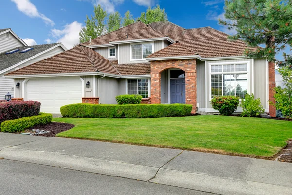 Amerikaanse Huis buitenkant met beteugelen beroep — Stockfoto