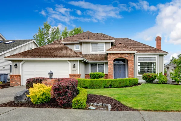 Exterior de la casa americana con atractivo acera — Foto de Stock