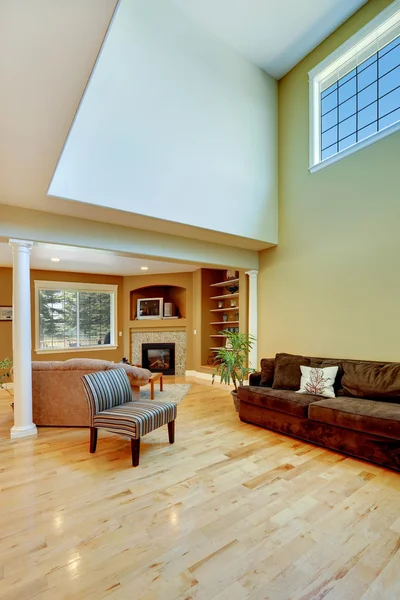 Intérieur de la maison avec plafond haut — Photo