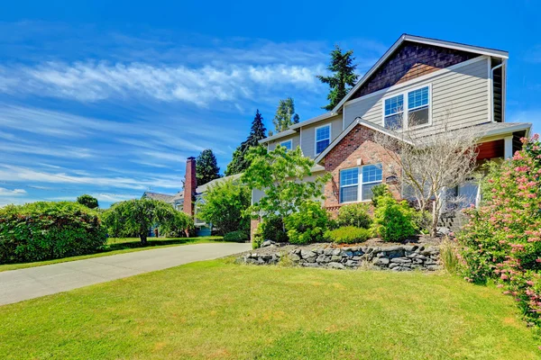 House exterior with brick trim — Stock Photo, Image