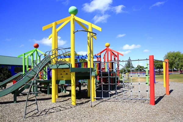 Grande parque infantil ao ar livre para crianças . — Fotografia de Stock