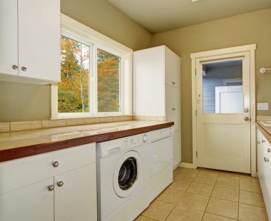 Çamaşır odası döşeme sayaçları ve lavabo.