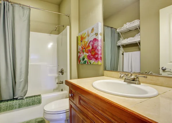 Meduim badkamer met tegelvloer. — Stockfoto
