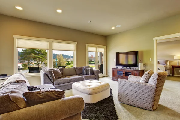 Secundaire woonkamer met tapijt en windows. — Stockfoto