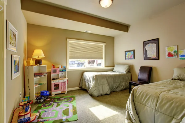 Dormitorio para niños con ventana . — Foto de Stock