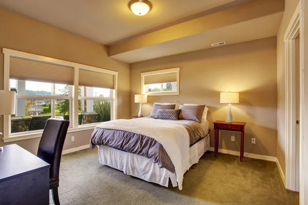 Beautiful bedroom with carpet and windows. — Stock Photo, Image