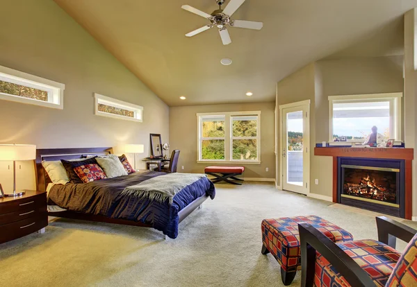 Master bedroom with windows and fireplace. — Stock Photo, Image