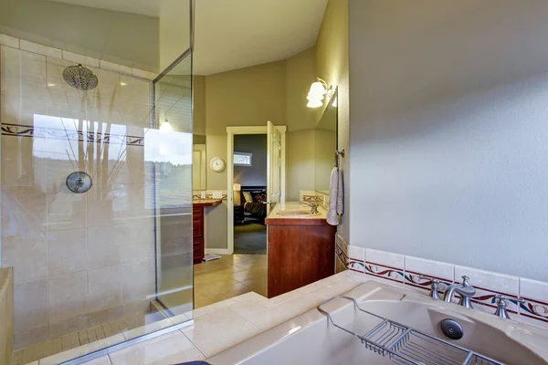 新しい浴室は寝室のマスターに接続されています。. — ストック写真
