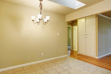 Güzel yemek odası ile seramik zemin.