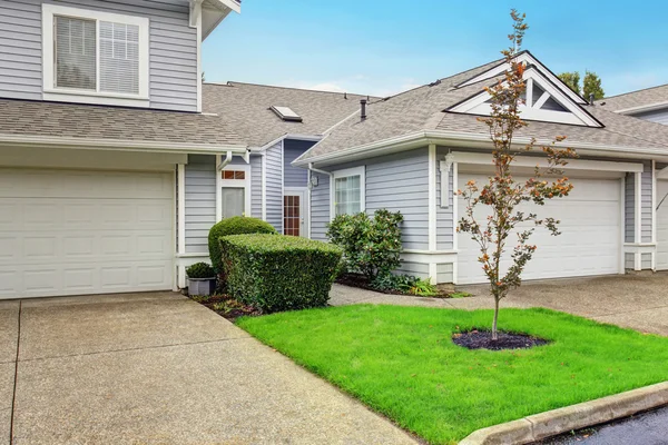 Modern northwest home with garage. — Stock Photo, Image