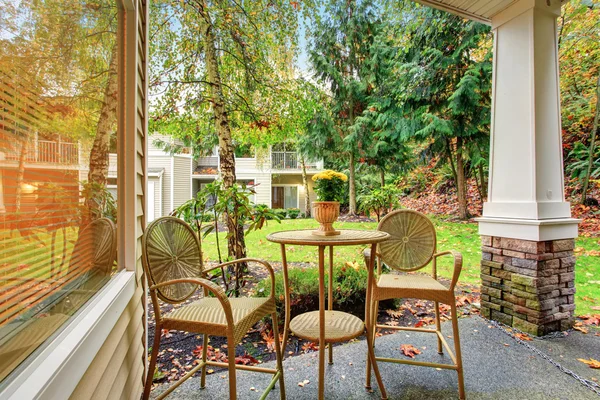Moderne rug patio met gras begroeide yeard. — Stockfoto