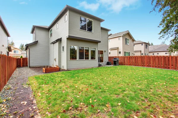 Large backyard with lots of grass. — Stock Photo, Image