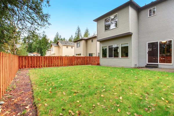 Large backyard with lots of grass. — Stock Photo, Image