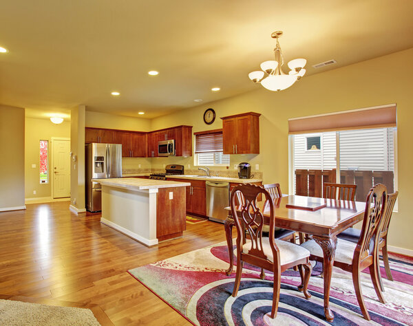 Просторная столовая с подключенной кухней
. 