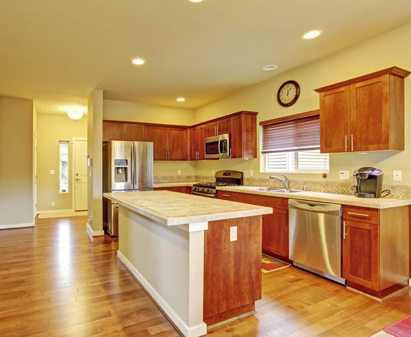 Cocina clásica con suelo de madera . — Foto de Stock