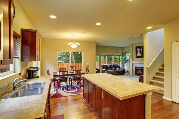 Klasické kuchyně s dřevěnou podlahu. — Stock fotografie