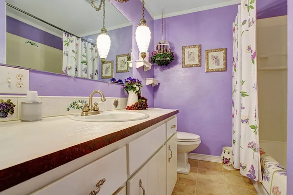 Belle salle de bain à thème violet . — Photo