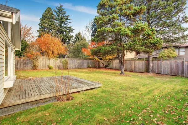 Hinterhof mit Deck und Gras. — Stockfoto