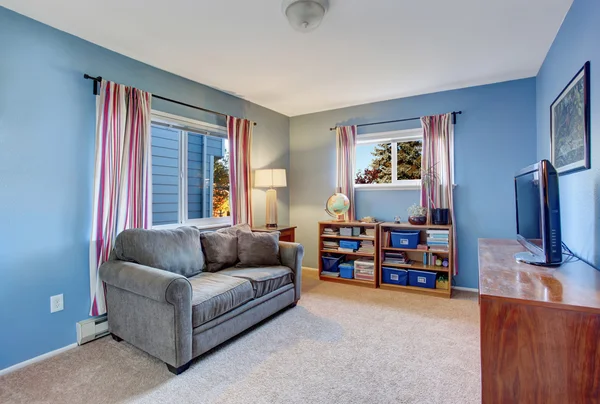 Secundaire woonkamer met blauwe muren. — Stockfoto