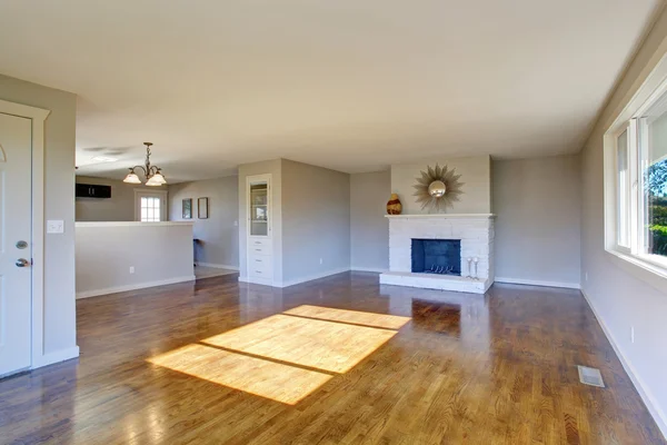 Sala de estar de madera con chimenea . — Foto de Stock