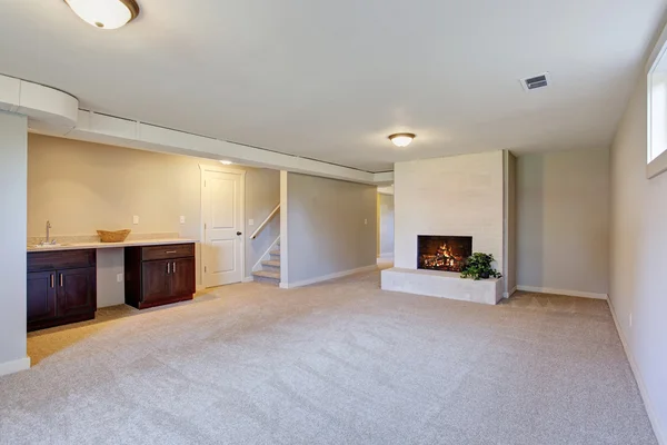 Nytt vardagsrum med matta och öppen spis. — Stockfoto