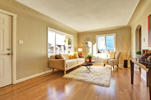 Bright living room with hardwood. — Stock Photo, Image