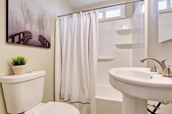 Prachtige badkamer met witte thema. — Stockfoto