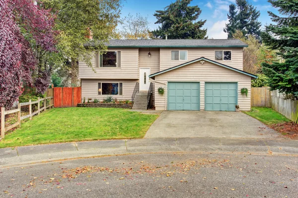 Traditional northwest house with garage. — Stock Photo, Image