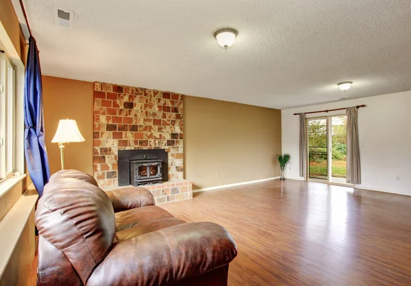 Simple hardwood living room. — Stock Photo, Image