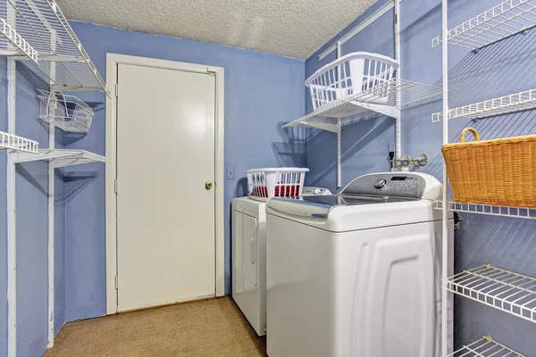 Pequena lavanderia com paredes periwinkle . — Fotografia de Stock