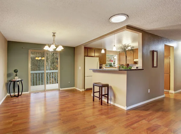 Bonito tamaño comedor con piso de madera . — Foto de Stock