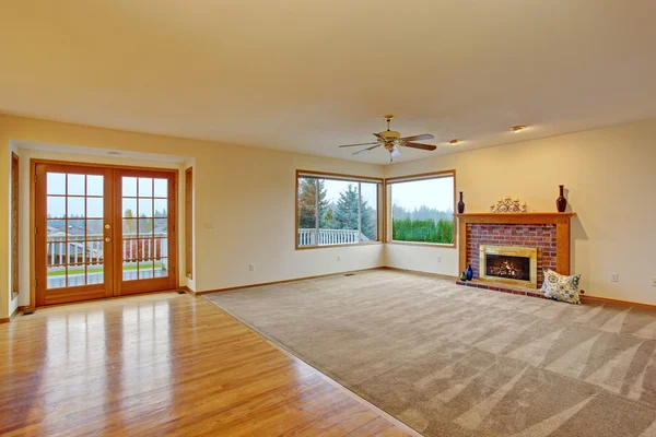 Cpzy unfurnished living room with carpet. — Stock Photo, Image