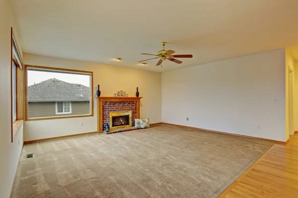 Cpzy unfurnished living room with carpet. — Stockfoto