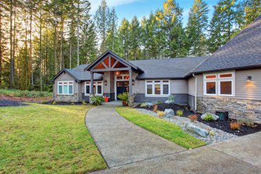 Beautiful house with driveway.