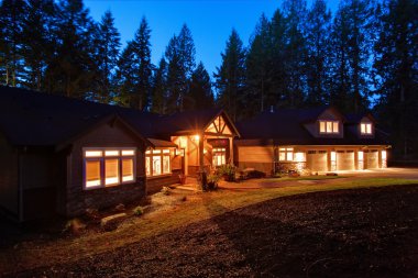 Beautiful house with driveway.