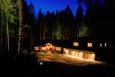 Beautiful house with driveway.