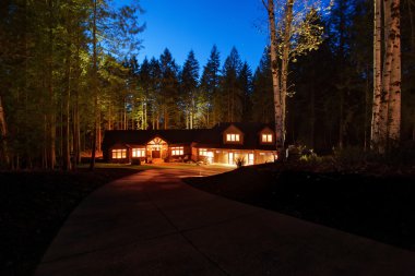 Beautiful house with driveway.