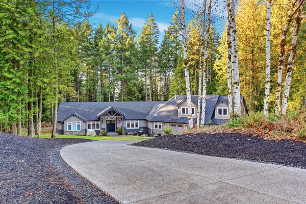 Hermosa casa con entrada . — Foto de Stock