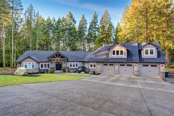 Beautiful house with driveway. — Φωτογραφία Αρχείου