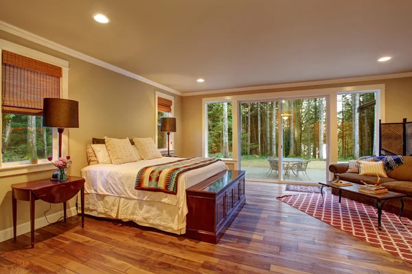 Large master bedroom wth hardwood floor. — Stok fotoğraf