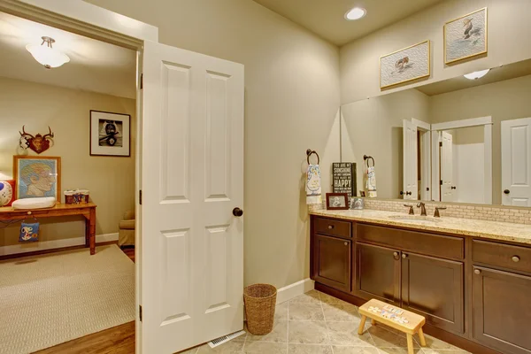 Baño clásico conectado a la habitación . — Foto de Stock