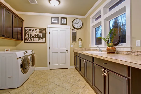 Nice laundry room with tile floor. — Φωτογραφία Αρχείου