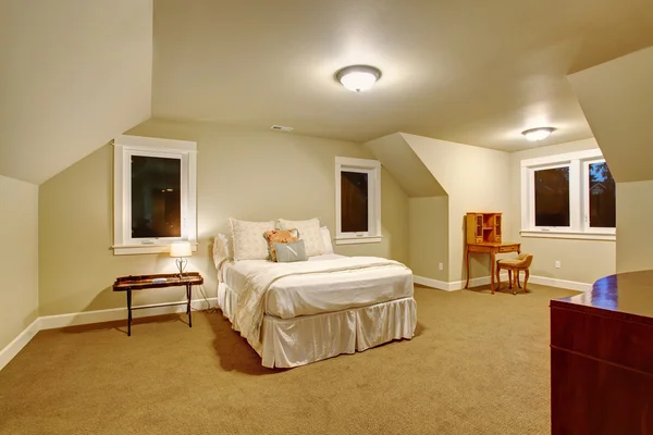 Camera da letto calda con moquette e finestre . — Foto Stock